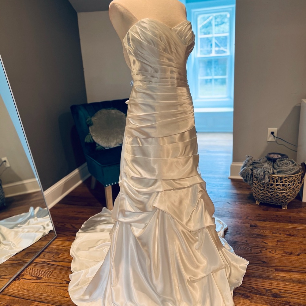 David’s Bridal Ruched Strapless Wedding Dress - Picture 7 of 15